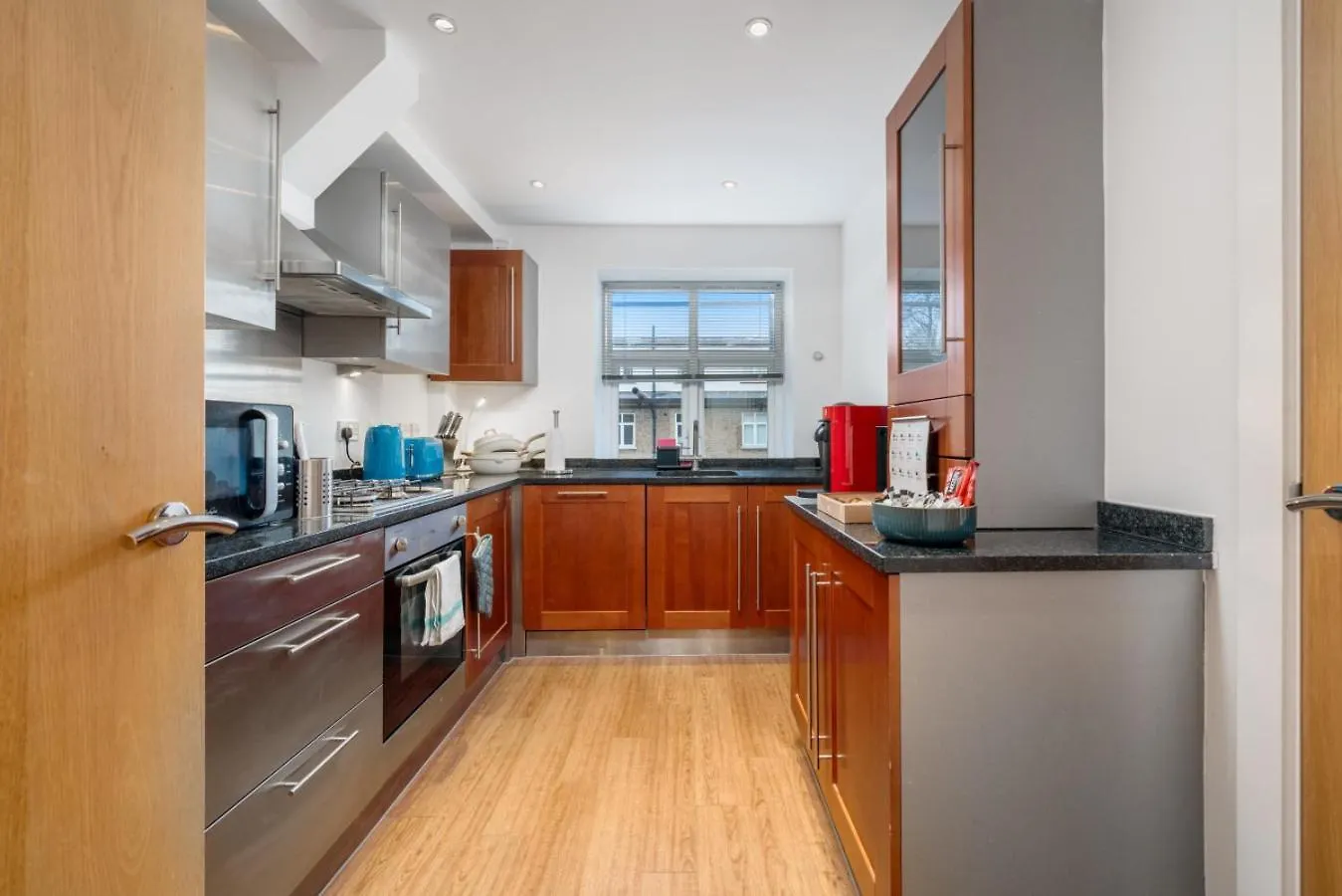 Stunning 3 Bedroom Flat, With Parking, Sleeps Six, Near Greenwich Park London Apartment