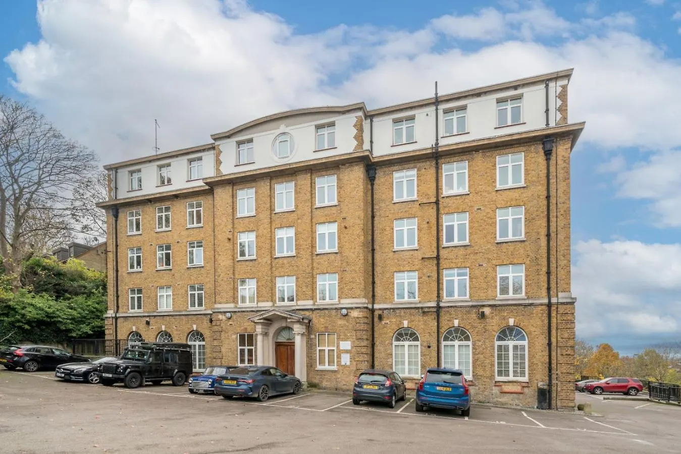 Stunning 3 Bedroom Flat, With Parking, Sleeps Six, Near Greenwich Park London